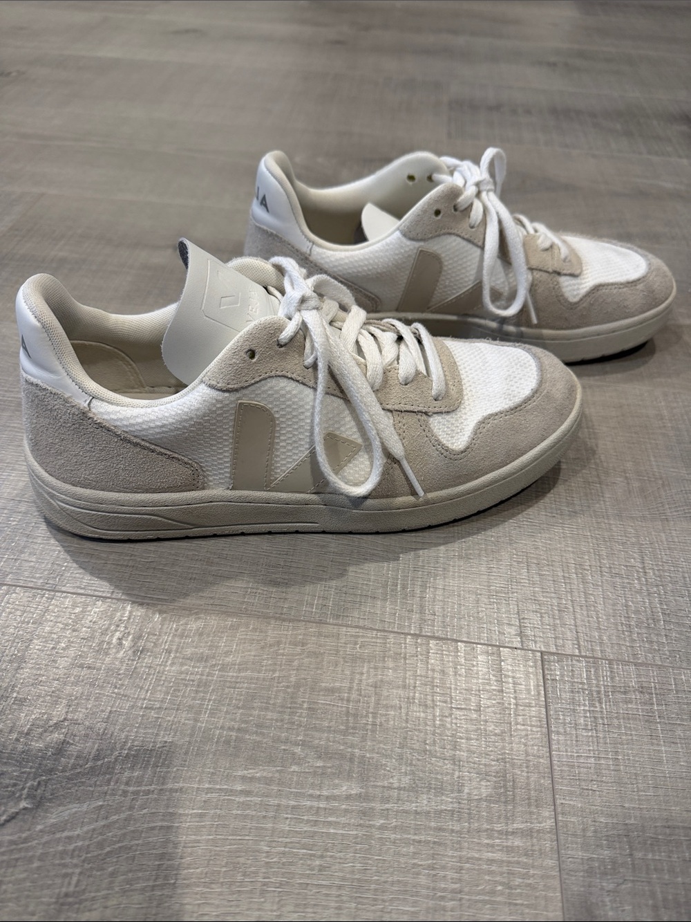 Veja V-10 White and Light Beige Sneakers size 41 - unisex
